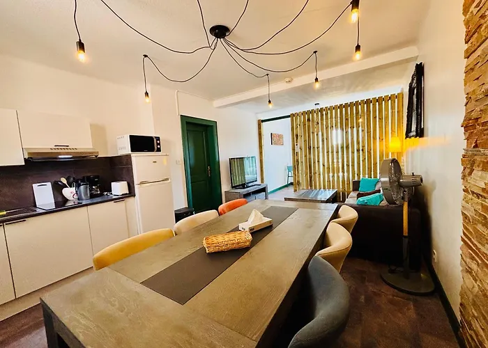 Logis Hotel-Restaurant Aux Trois Roses